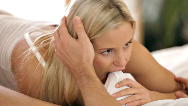 Блонда предпочитает отсасывать член брата чем чужих парней Блонда предпочитает отсасывать член брата чем чужих парней