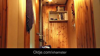 Nádherná mladá babe taissia ficken tlustý starý chlap v sauně