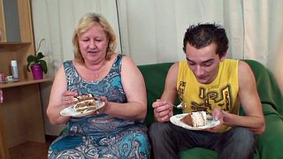 Ο γιος χτυπά κτυπήματα παλιά πιο παχουλά από πίσω