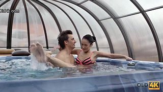 STARY 4K. Stary mężczyzna jest tutaj, aby penetrować dziewczyny z przystrzyżoną cipką przy basenie: Missonary, Brunetki i Gwiazdy porno