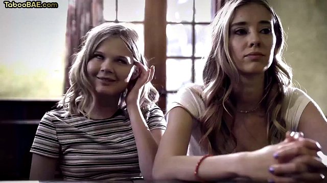 Ragazze stupende si fanno sfondare le fighe in un caldo rapporto a tre