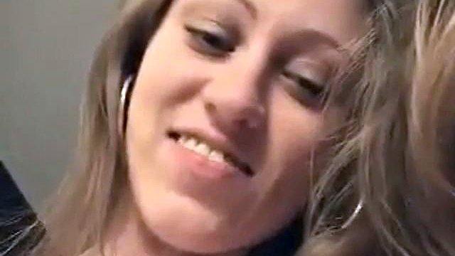 Daijah Solo mit ihrer haarigen Muschi und geschwollenen Brustwarzen