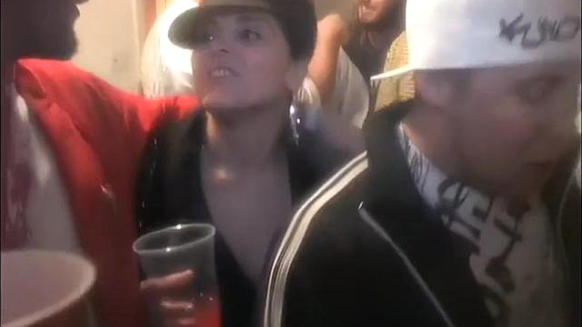 汚いコックを吸う十代のふしだらな女がディックに落ちる