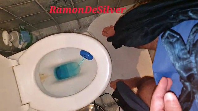Mistr Ramón ti v horkých plavkách čůrá přímo do pusy, užij si to