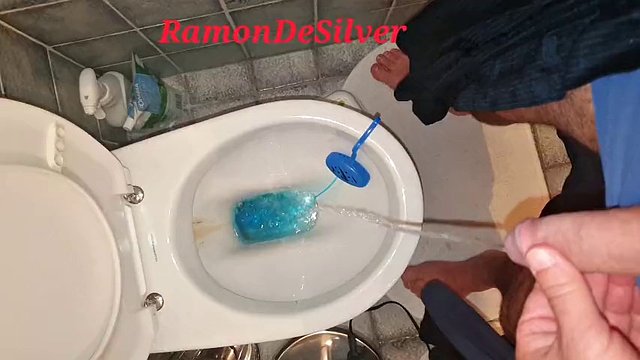 Maître Ramón pisse directement dans ta bouche avec son maillot de bain chaud, profite-en