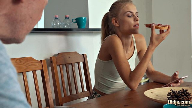 Die blonde Teenie Bonnie Dolce sehnt sich nach einem Schwanz für einen heißen Blowjob