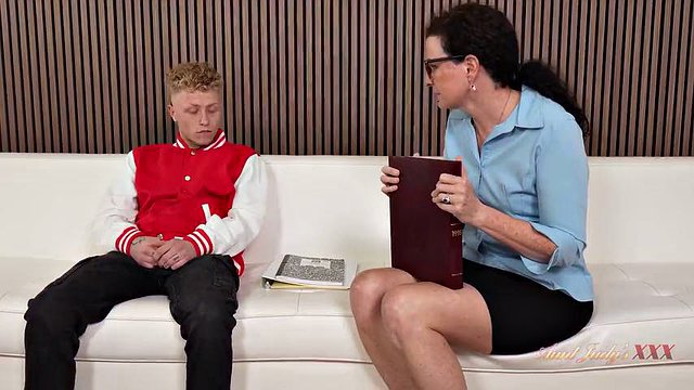 AuntJudysXXX - Professora alta e madura Beth Mckenna fode seu aluno atleta