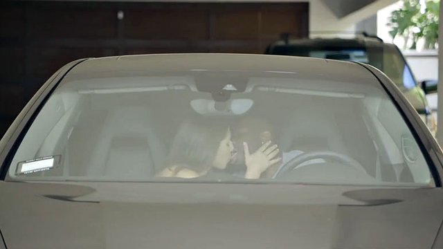 Zakřivené latinské dítě bere na svou tuhou tyč z černého masa
