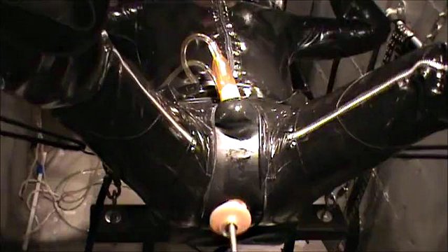 Latex ausgerichtet und maschinell gefickt und gemolken