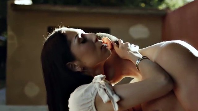 القليل من العمر 21 سنة الكلبة مارس الجنس من قبل مقيت الثابت في حفرة كس الرطب