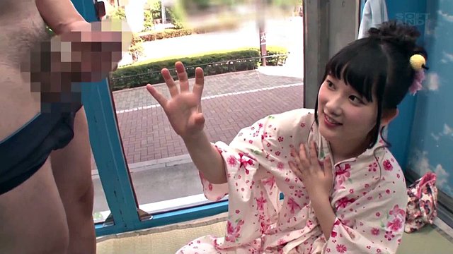ฉบับกระจกวิเศษ: หญิงสาวสวยในชุดยูกาตะลองหมัดเบสบอลเป็นครั้งแรกในชีวิตแม้ว่าเธอจะเขินอายก็ตาม!