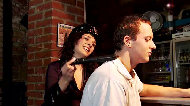 Incastrare le ragazze della polizia CFNM in uno strapon da bar scopando una femminuccia in 3 modi