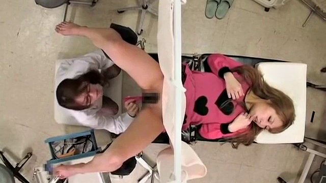 Ginecóloga lesbiana (voyeur) (japonesa) (con arnés)