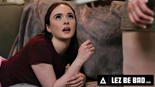 Lez Be Bad - โกรธ MILF Nanny Ryan Keely มีค่าเฉลี่ยของ Petite Hazel Moore มากพอ! ทวารหนัก