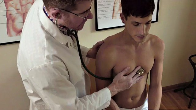 Piccolo gay di 21 anni scopato dal dottore in infermeria dopo la visita
