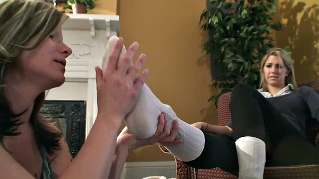 WHORE LICKS STINKY WHITE MOM FEET