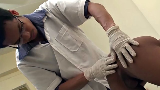 Oryantal twink doktor ziyareti sırasında evde prezervatifsiz doktor tarafından sikildi