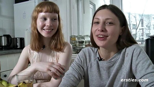 Ersties: Rødhåret babe elsker å bli stimulert med is: amatør, brunette og små pupper porno