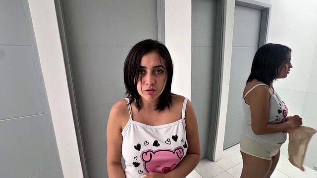 La piccola sorellastra latina di ManuelaAlvarez si avvicina allo specchio mentre lui le sfonda il culo grassoccio