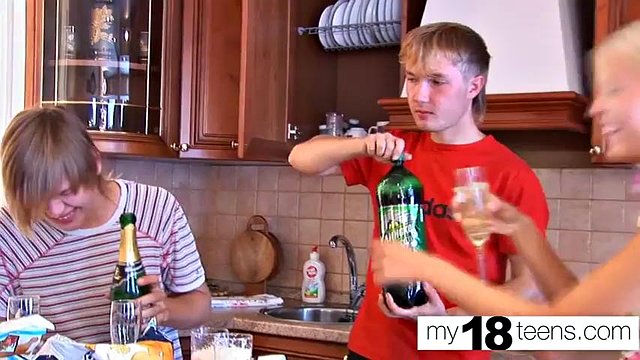 My18Teens - Sexo en grupo con dos parejas: mamada, perrito y vaquera porno