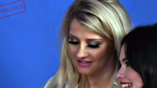 ragazze vestite succhiano il grosso cazzo dell'uomo