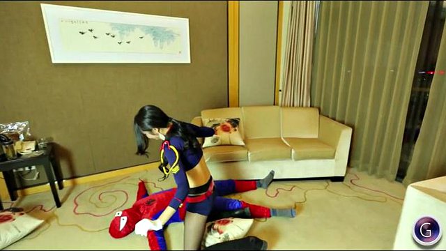 Cosplayer giapponese: porno asiatico, spogliarello e stuzzicante