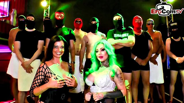 Festa gangbang adolescente alemã de 18 anos creampie e mijo fisting