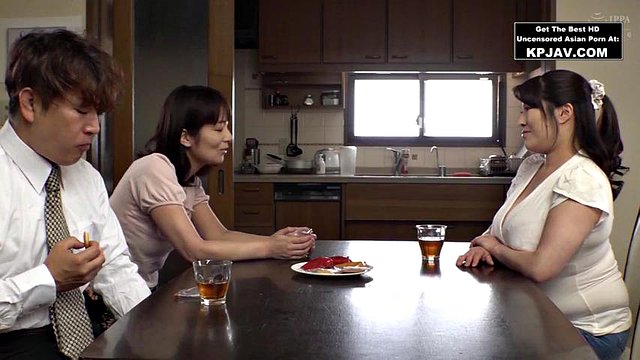 가슴이 큰 일본 엄마와 흥분한 의붓 아들: 입으로, 섹시한중년여성 및 아시아 포르노