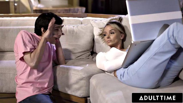 HORA DO ADULTO - MILF Pristine Edge é mantida acordada a noite toda pelo desejo do enteado de foder - LEGENDAS EM ESPANHOL
