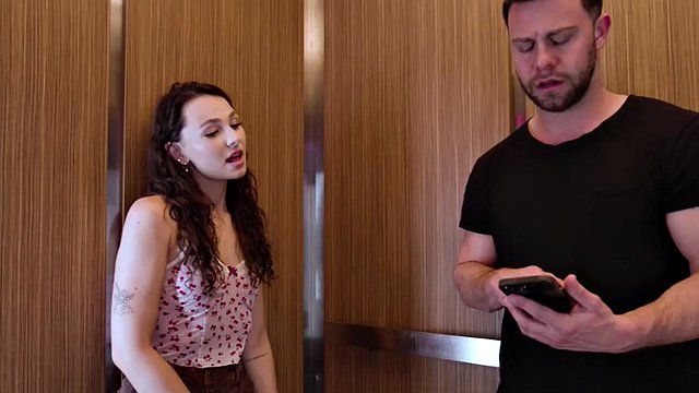 HORA DE ADULTOS - La traviesa exhibicionista Liz Jordan seduce al extraño Seth Gamble para tener sexo caliente en un ascensor