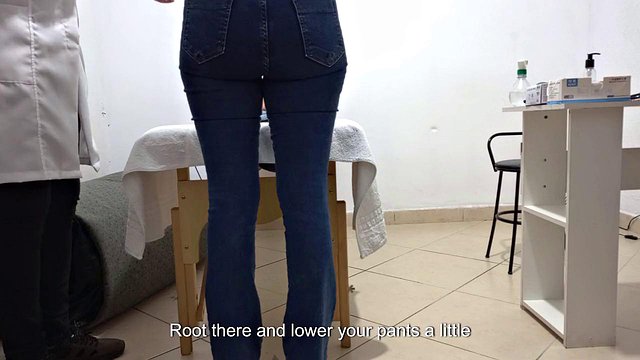 Gabi SweetCouplesStories' Kinky Doctor Fingers Brazilian Ass og feller puppene