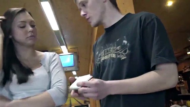 VIP4k. Hunter è alla ricerca di sesso fantastico per soldi in una pista da bowling