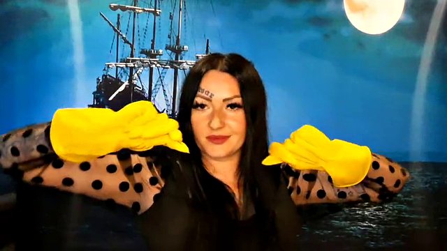 Yumruklama için sarı lastik eldivenler. Onları kendinde hissetmek ister misin? Sahiplik Nika ve eldiven fetişi