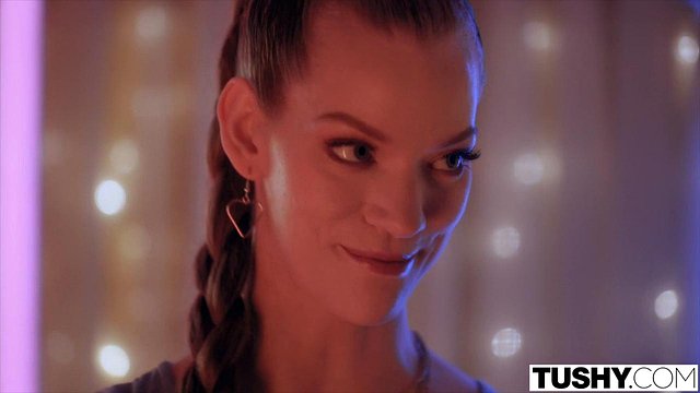 TUSHY アナル大好き小柄なカムガール エリンが既婚男性を誘惑 - エリン・エバーハート