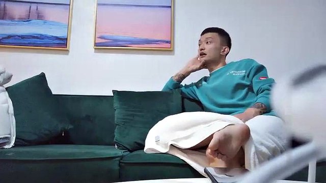 Amateur Jungler hat ein Date mit einem hübschen Mädchen auf dem Sofa 1 verabschiedet
