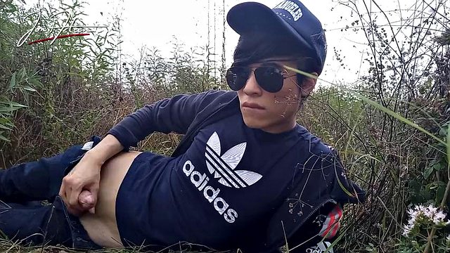 Il simpatico twink gay asiatico Jon Arteen parla francese scende il suo pene liscio sotto la pioggia, lubrizzato con le sue gemiti di saliva eiaculate