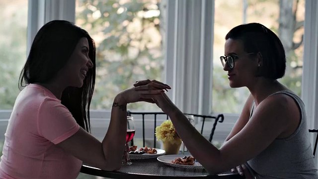 Dyke beauty squirts while strapon fucking gf