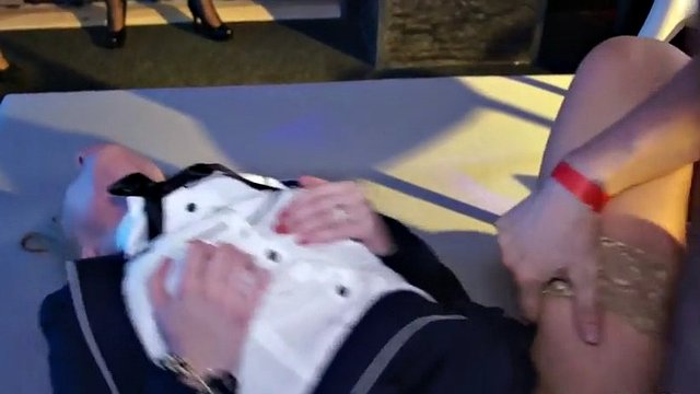 ragazzi fortunati finalmente riescono a scopare ragazze calde fumanti alla festa