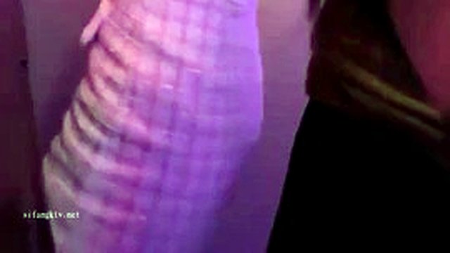 Real KTV lewdness~[Momoki Kana] China live broadcast hookup with handsome singing guy~bathroom show (3)