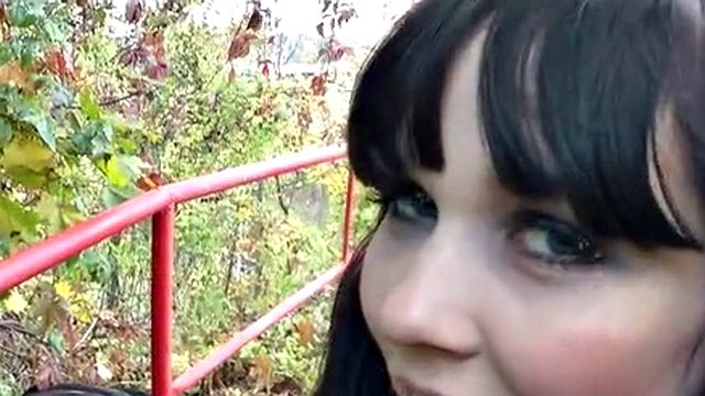 Morena en bragas graciosas chupa polla en la calle