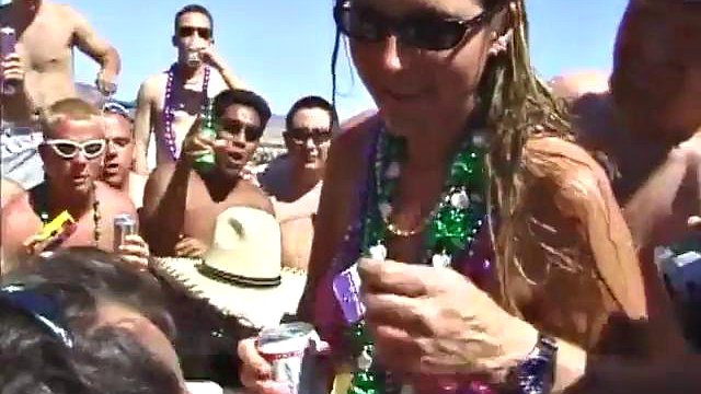 Wildes Groupie am Strand: Große Titten, Amateur- und Sexy-Pornos