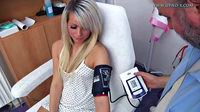 Exame completo do corpo com um adolescente tentador de mel