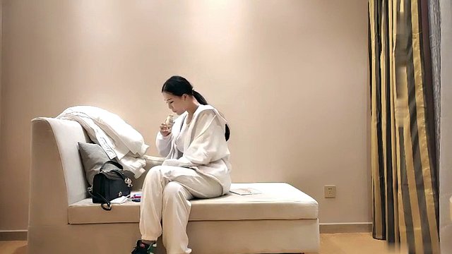 [Yidi Xunhua] Tonight, we have a two-parter. The goddess with a celebrity face, a model, and a beautiful figure work together in perfect harmony 2