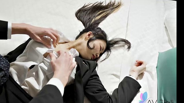 Li Nana and her office staff stay out late to celebrate and end up in bed