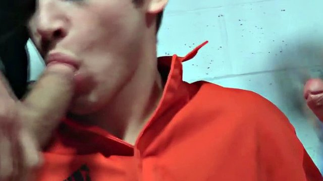 Landon Muskel Conrads Blowjob für den Häftling