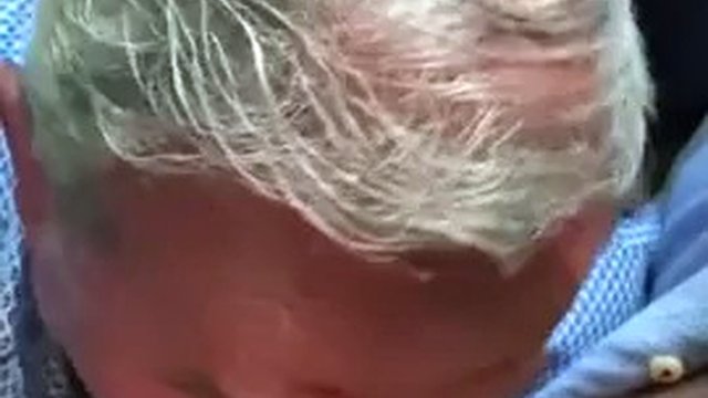 Papy suce dans la voiture
