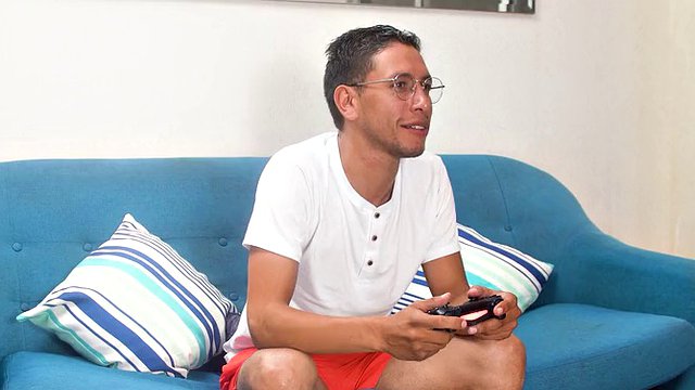 Anni dopo, il giovane si riunisce con suo cugino e finiscono per "giocare al dottore" (proprio come ai vecchi tempi).
