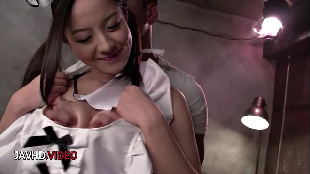 Anna Mihashi, tentatrice japonaise coquine, fait une pipe explosive sur une grosse bite