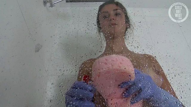 Adel nettoie la douche : bébé, gros cul et porno solo