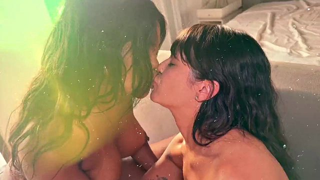 ステラ・ブルーと彼女のブラジル人の友人は、バイブレーターでいじめ、すりすり摩擦し、爆発的に激しく興奮します
